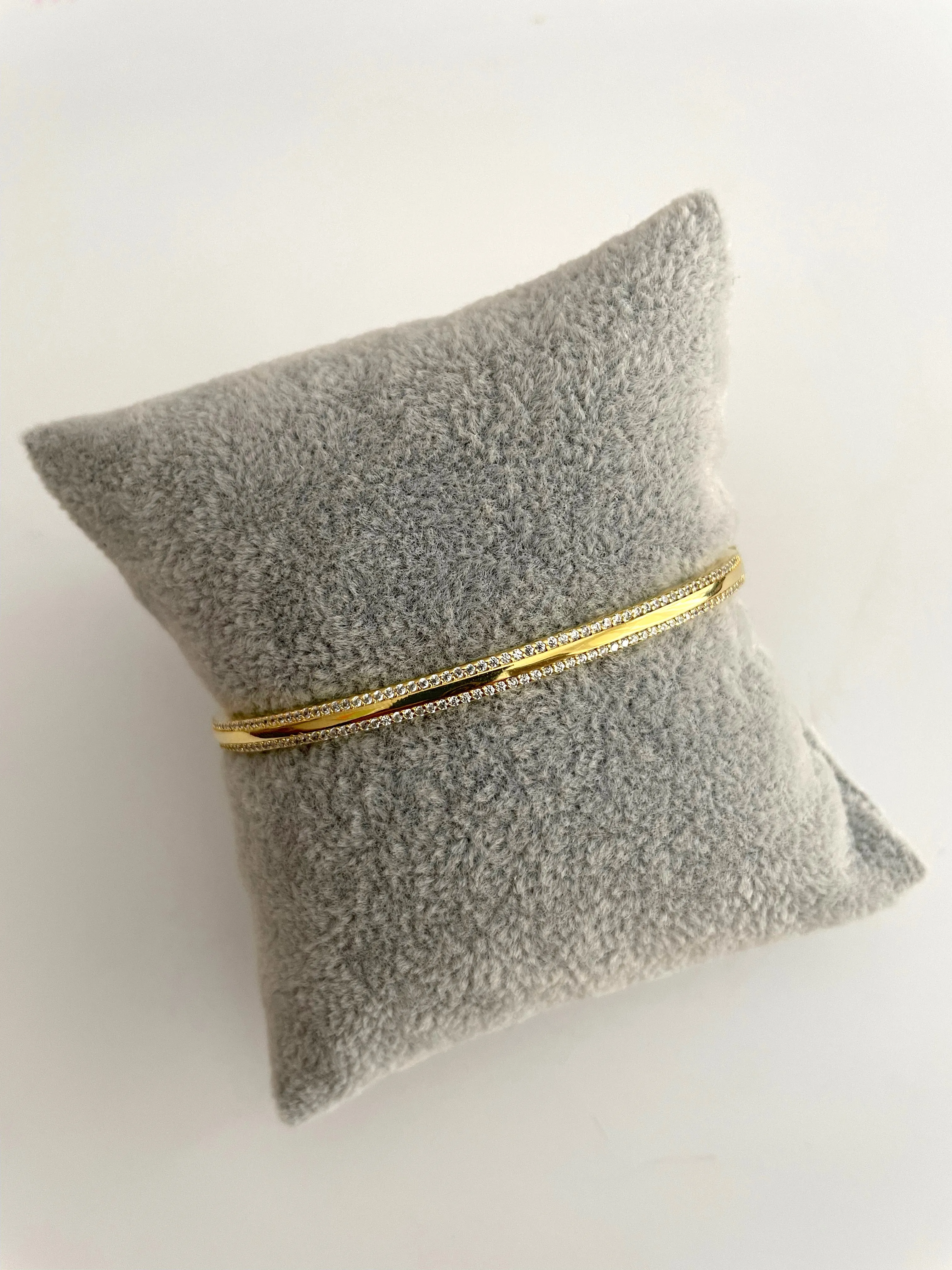 Arlo zirconia gold bangle