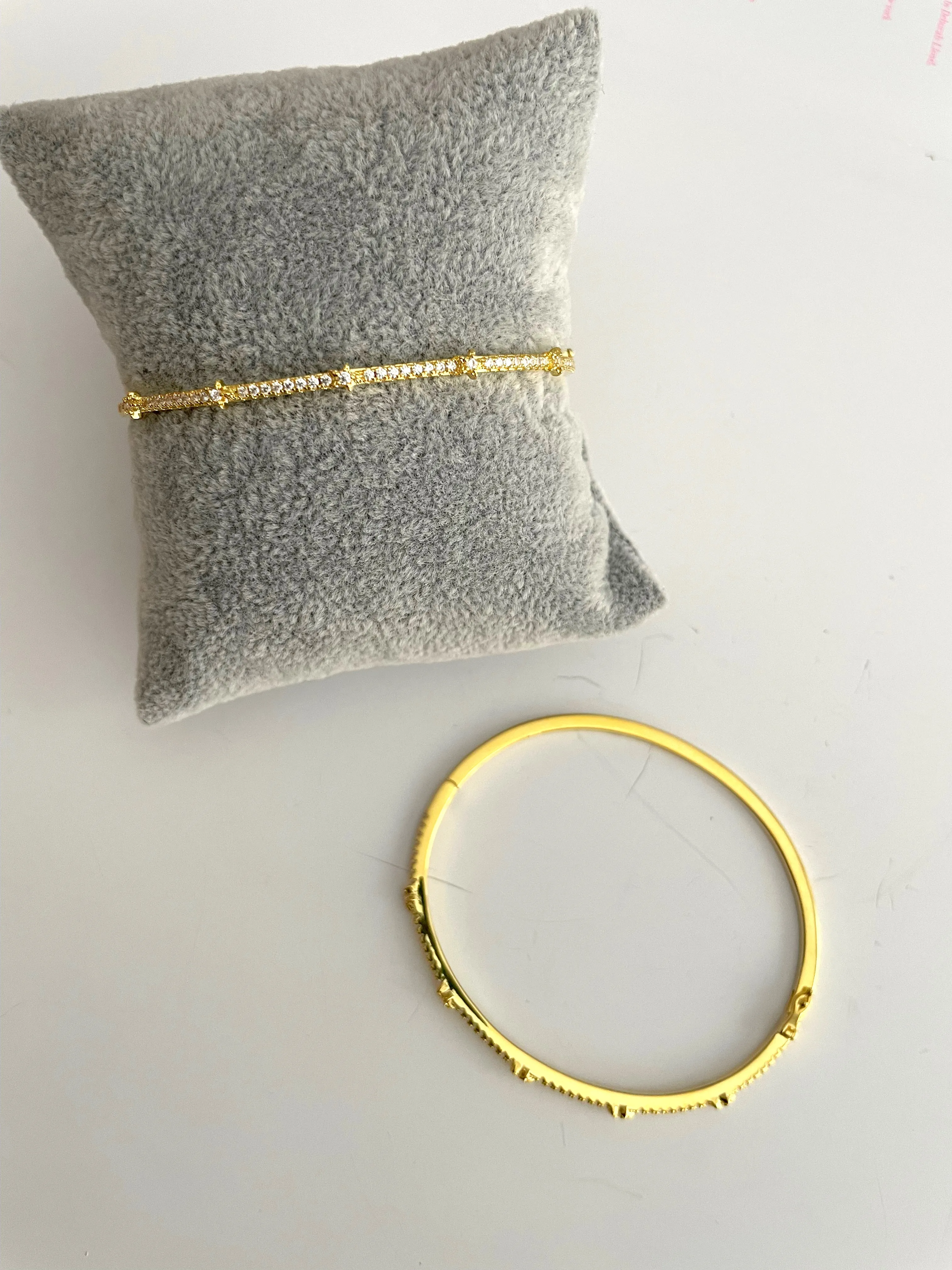 Arlo zirconia gold bangle