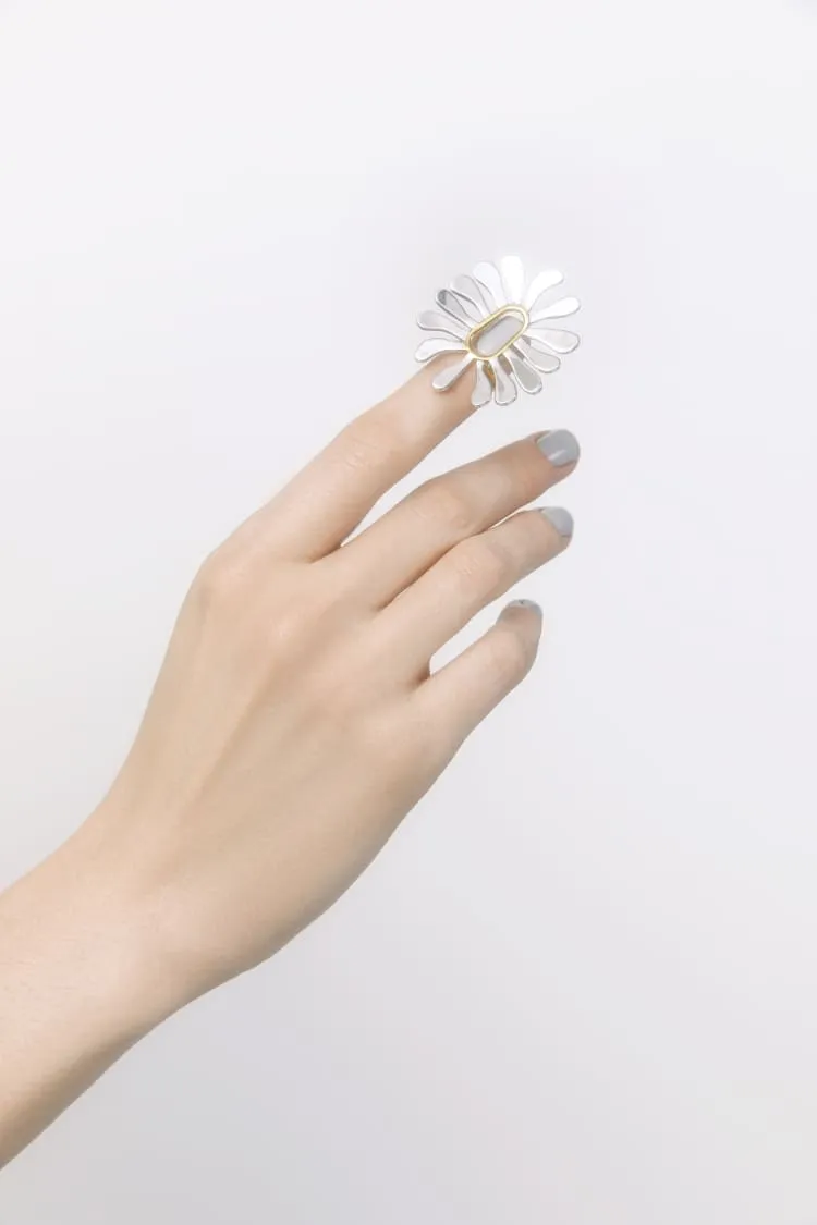 Daisy nail ring