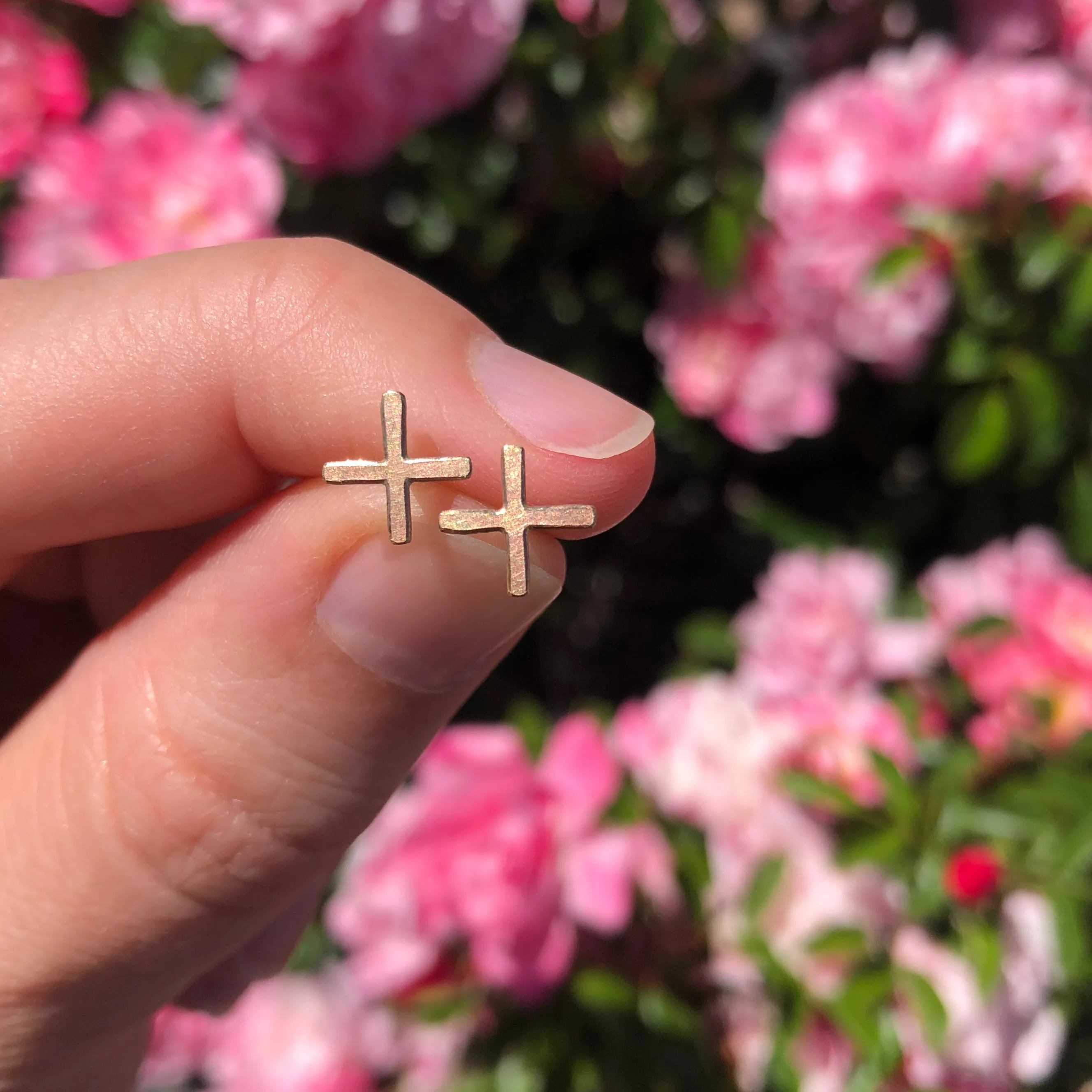 Positive stud earrings in 10k gold, medium